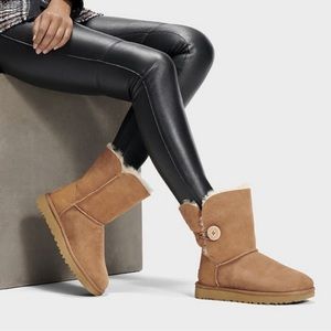 Ugg Bailey Button II Chestnut size 6